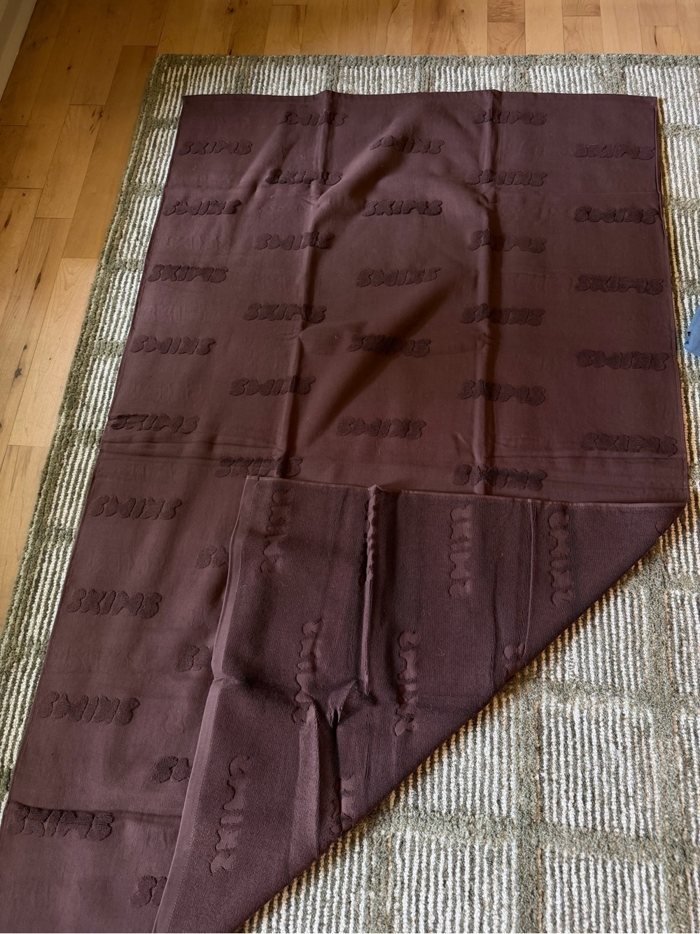 SKIMS Brown Logo Terry Bath Towel - Picture 2 of 4